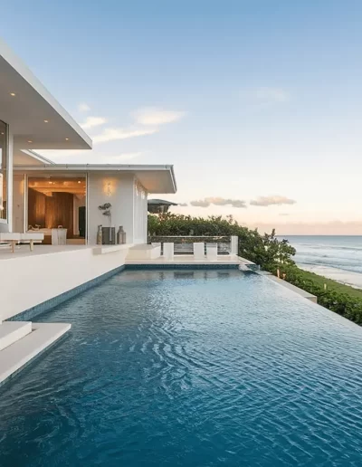 Una Casa Con Una Piscina Y Una Vista Del Oceano